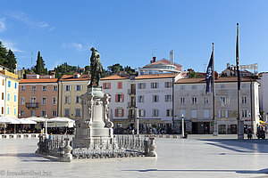 Tartini und Seeräuberflaggen am Tartiniplatz