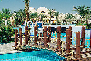 Anne auf der Brücke am Pool vom Iberotel Makadi Beach