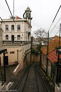 am oberen Ende des Elevador do Lavra in Mouraria