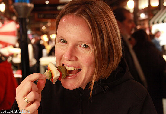 Anne beim Schlemmen in der Markthalle