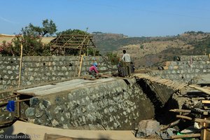 Entwässerungsanlagen werden bei Adi Arkay von Hand gebaut