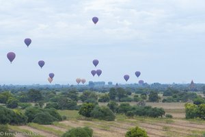 Ballonfahren am frühen Morgen über Bagan