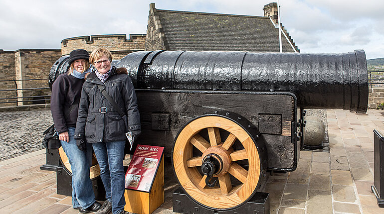 Anne und Rita bei der Mons Meg im Edinburgh Castle
