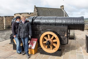 Anne und Rita bei der Mons Meg im Edinburgh Castle