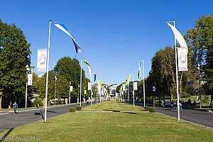 Promenade zum Vorplatz der Kathedrale in Lourdes