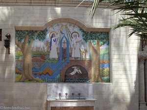 Mosaike schmücken den Gang zur Kirche