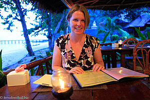 Annette freut sich aufs Abendessen im Yao Yai Resort