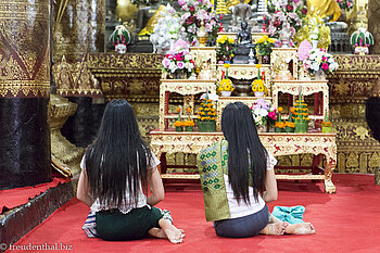 Gläubige im Sin des Wat Xieng Thong