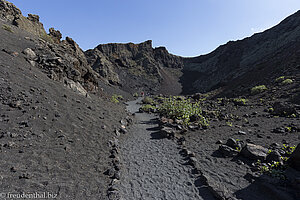 Rabenschwarzer Boden in der Raben-Caldera