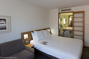Zimmer mit Scheibetür zum Bad im Novotel Edinburgh City
