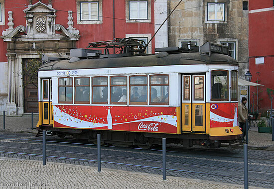 Straßenbahn in der Alfama von Lissabon