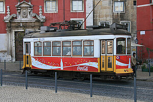 Typische Straßenbahnen auch in der Alfama