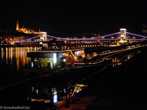 Kettenbrücke bei Nacht