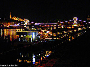 Kettenbrücke bei Nacht