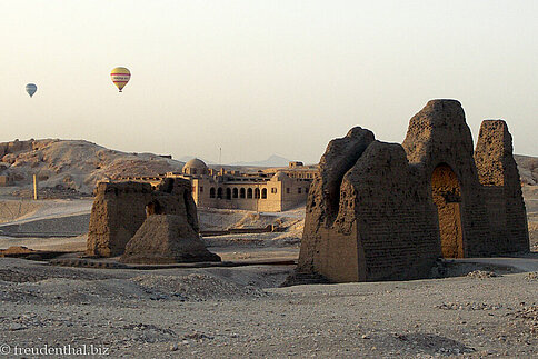 Rest eines frühchristlichen Klosters bei den Memnon-Kolossen.