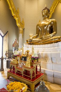 der Altar mit dem Goldenen Buddha