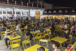 nicht gerade gemütlich, aber billig - Night Bazaar in Chiang Rai