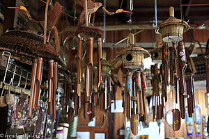 Vogelhäuser und Windspiele auf dem Markt von Nabalu