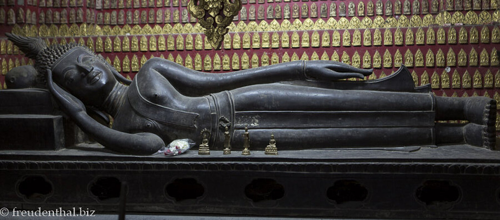 liegender Buddha in der Parinibbana-Asana-Stellung im Tempel Wat Xieng Thong bei Luang Prabang