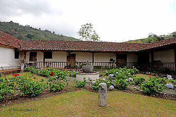 Vorgarten der Parroquia de Orosi