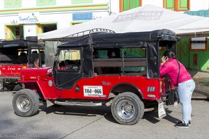 Ein Willys-Jeep wird in Saltento für den Tag gerüstet.