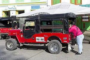 Ein Willys-Jeep wird in Saltento für den Tag gerüstet.