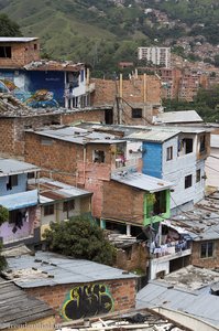 Bebauung am Hang der Favela Comuna 13 in Medellín.