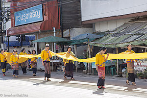 Prozession durch Chiang Khong