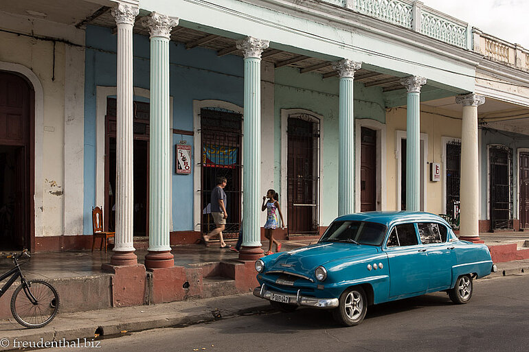 Oldtimer am Paseo del Prado von Cienfuegos