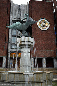 der Gänsebrunnen vor dem Rathaus in Oslo