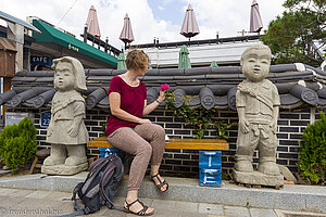 Anne vor dem Café Arte in Gyeongju