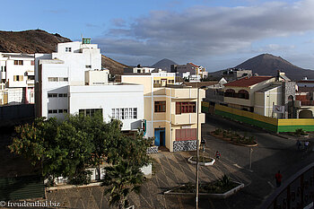 Hinter dem Baum in Espargos versteckt sich ein Restaurant