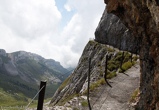 Mit Drahtseilen gesicherter Panoramaweg am Pilatus bei Luzern