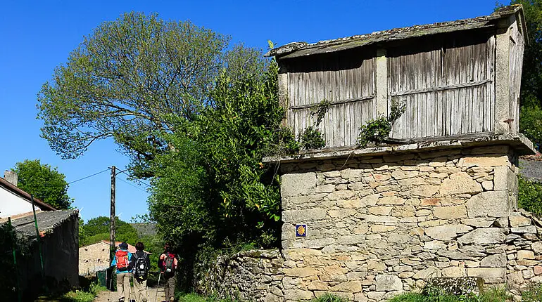 Kornspeicher auf einer Mauer in Galicien