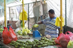 Mango und Papaya auf dem Markt von Victoria