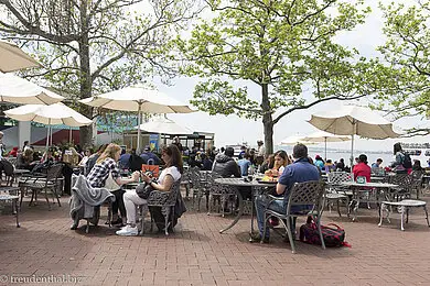 im Gartenrestaurant von Liberty Island