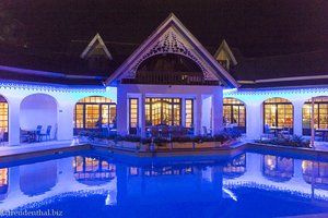 Pool beim Hotel Le Vieux Cep in Cilaos - schöne Beleuchtung