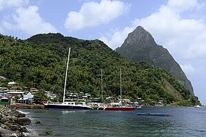 Blick über die Bucht von Soufriere zum Piton