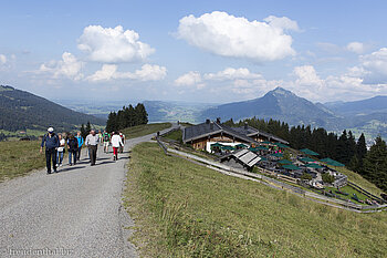 Weg zur Weltcup Hütte bei der Hörner Panoramatour Weg zur Weltcup Hütte bei der Hörner Panoramatour