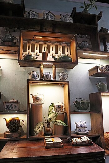 Regal im Reaching Out Tea House in der Altstadt von Hoi An