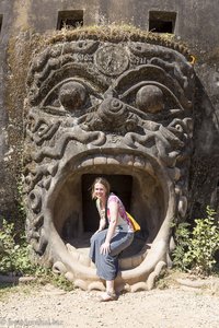 Anne klettert in den Schlund des Kürbises - Buddhapark