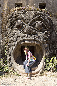 Anne klettert in den Schlund des Kürbises - Buddhapark