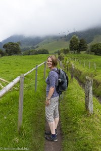 Anne beim Wandern im Cocora-Tal von Kolumbien.