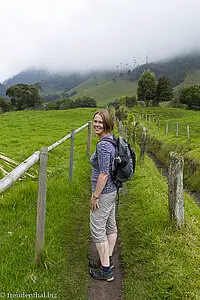 Anne beim Wandern im Cocora-Tal von Kolumbien.