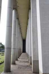 Im Säulenrondell des Soldatenfriedhofs von Htaukkyant