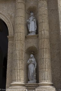 Heiligenfiguren an der Kathedrale von Cartagena.