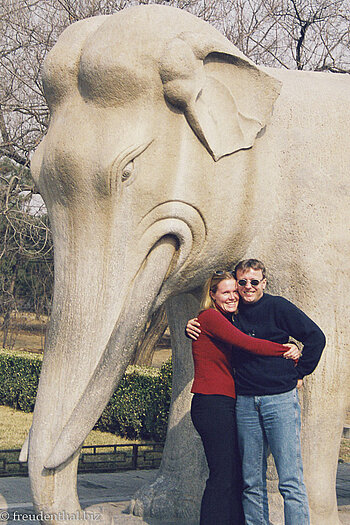 Annette und Lars vor dem Elefant der Ming-Gräber