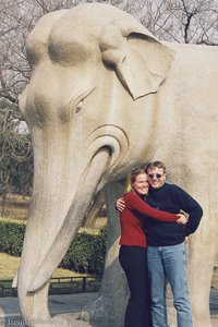 Annette und Lars vor dem Elefant der Ming-Gräber