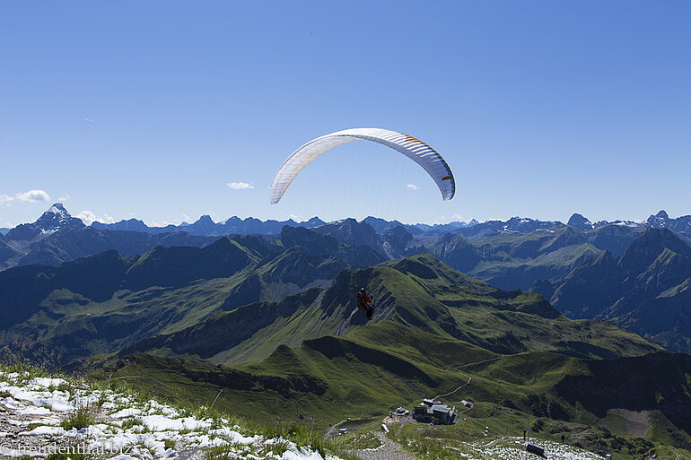 Gleitschirmflieger am Nebelhorn Gleitschirmflieger am Nebelhorn