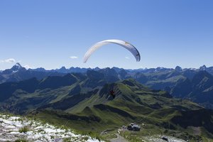 Gleitschirmflieger am Nebelhorn